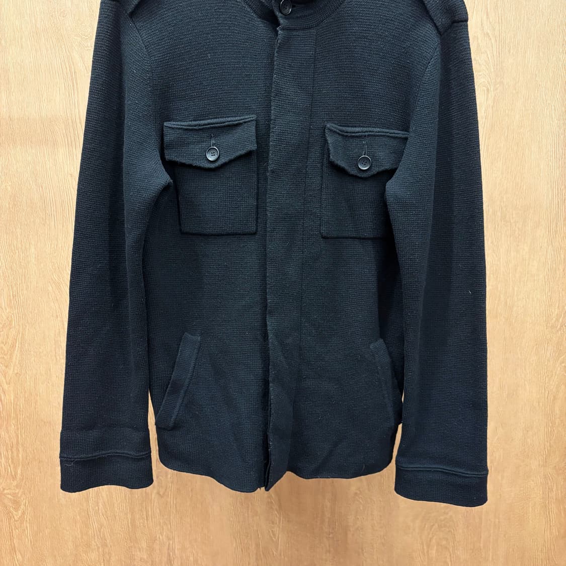 닐 바렛 하이넥 니트 자켓 스탠드 카라 숄더 에폭 장식 버튼 디테일 블랙 상품이미지5