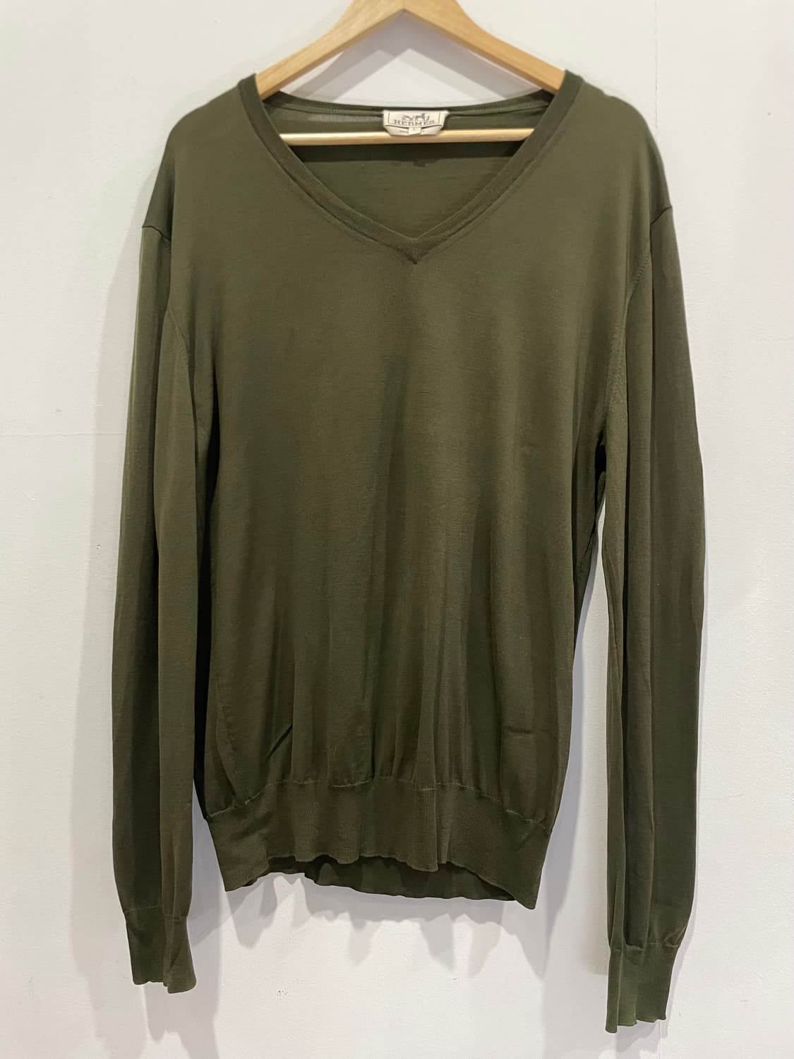 에르메스 브이넥 니트 L 올리브 정품 상품이미지1