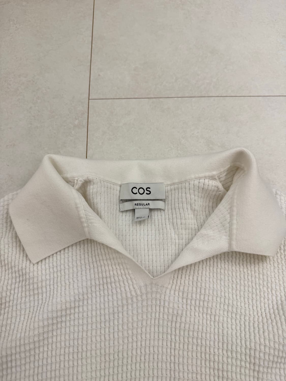 COS 코스 화이트 와플 니트 폴로 브이넥 상품이미지3