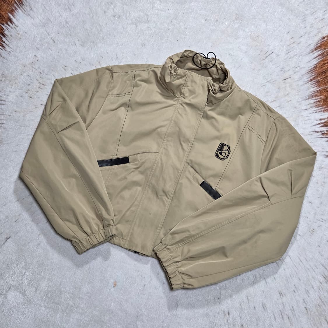 베이지 절개 디테일 크롭 바람막이 자켓 상품이미지1