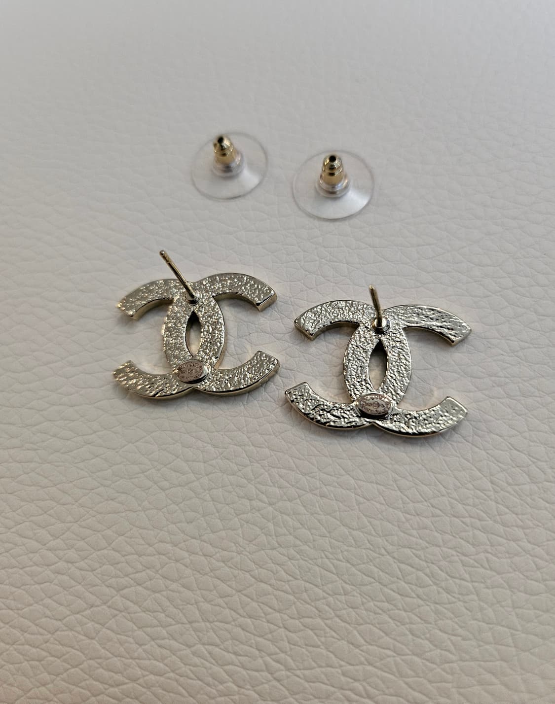 샤넬 블랙&골드퀼팅 CC 샴페인골드 스터드 귀걸이 업사이클링 상품이미지6