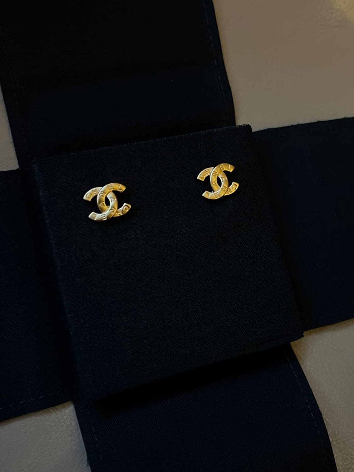 샤넬 정품 업사이클링 CC 미니 골드 귀걸이 상품이미지2