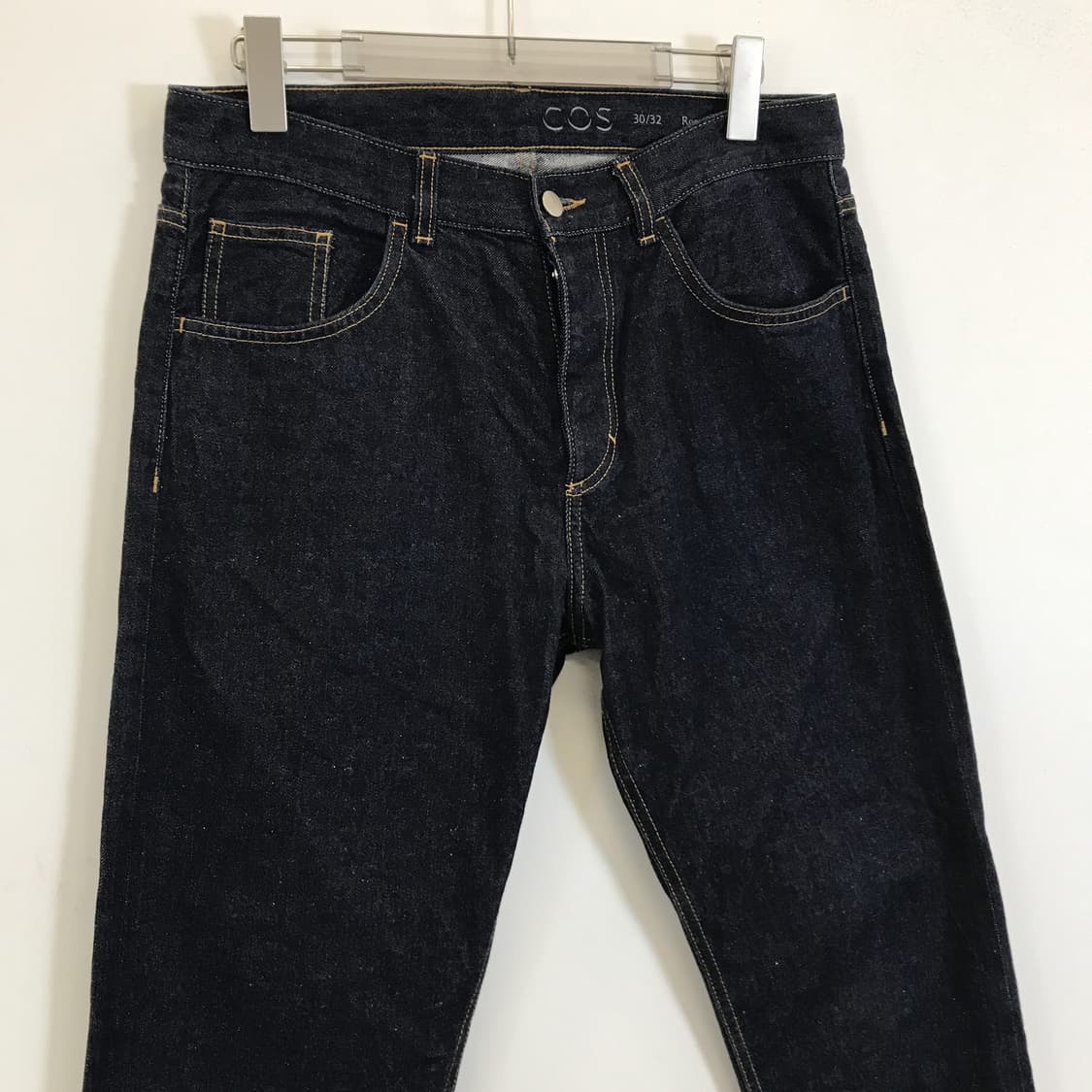 COS 코스 레귤러핏 미드라이즈 테이퍼드 데님 [30x32] 상품이미지2