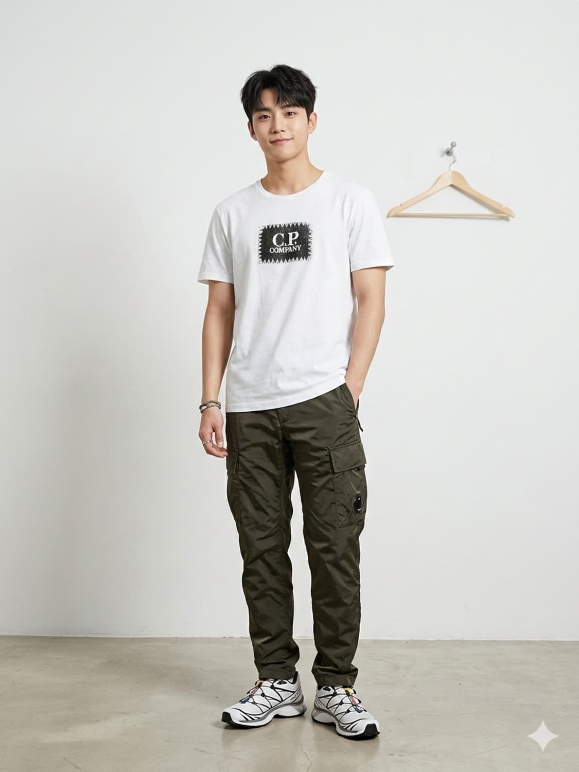 씨피컴퍼니(C.P. COMPANY) 스티치 로고 화이트 반팔 티셔츠 상품이미지1