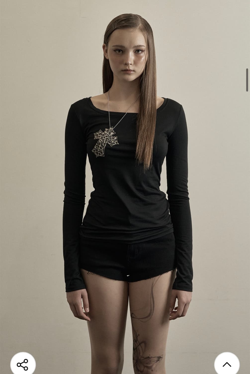 일리오 블랙 레오파드 크로스 네크리스 탑 롱슬리브 상품이미지2