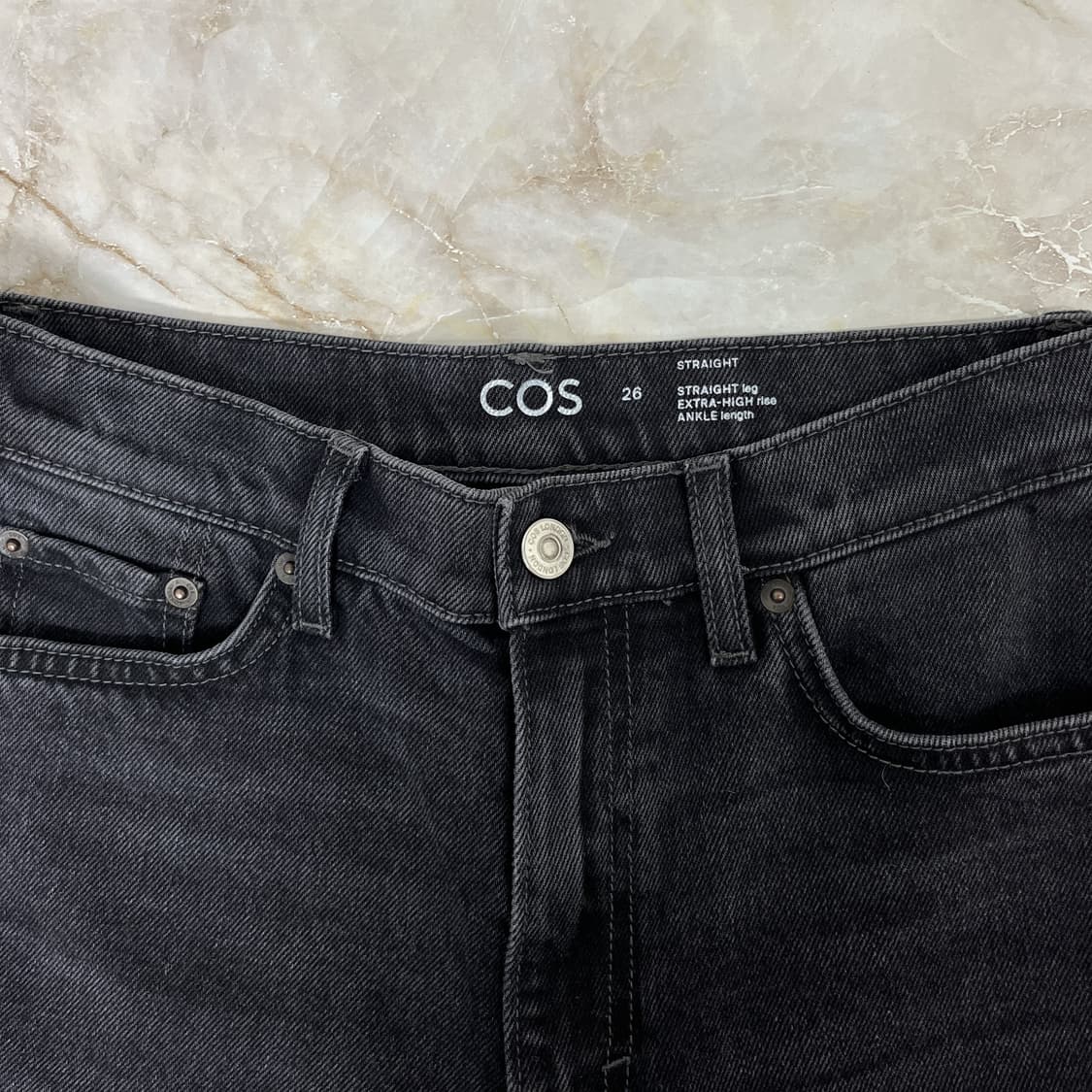 COS Extra High Rise Straight Black Denim 상품이미지5