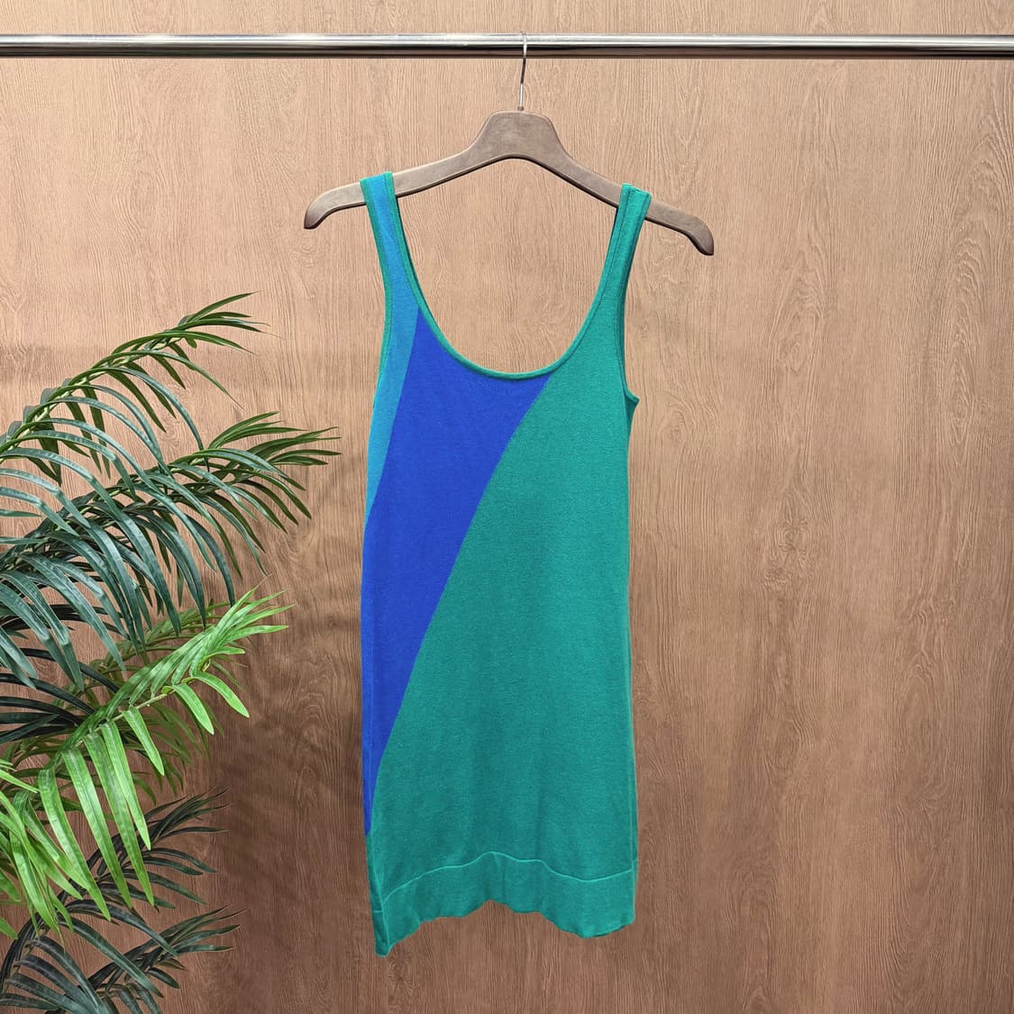 띠어리 라운드넥 슬리브리스 니트 원피스 블루 사선 컬러 블록 디테일 그린 상품이미지1