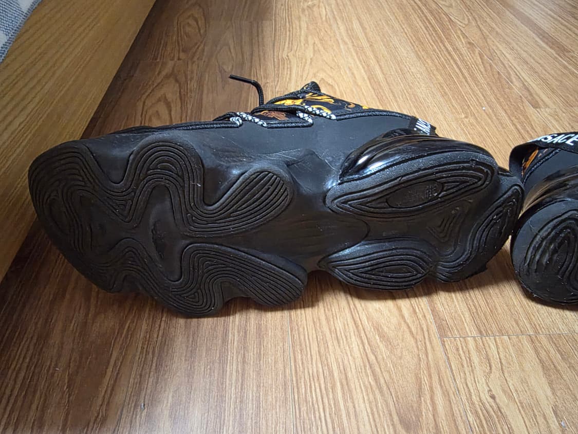 블랙/골드 색상의 베르사체 25FW 스니커즈 상품이미지7