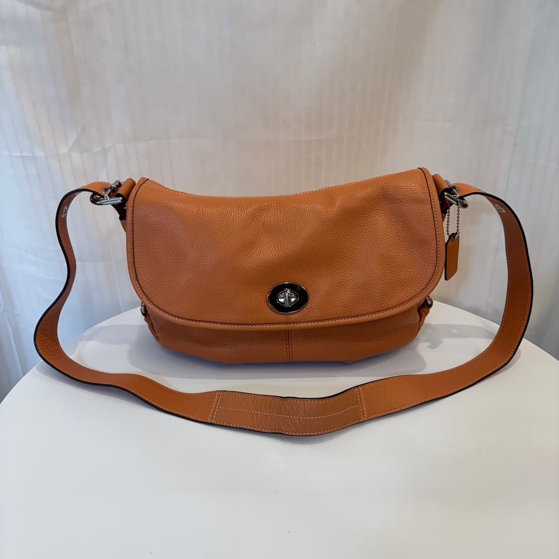 정품 코치 가죽 반달 크로스백     상품이미지1