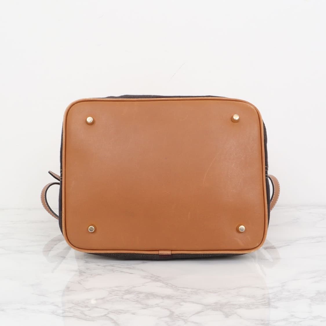 [BURBERRY] 버버리 자이언트 체크 레더 버킷백 상품이미지4