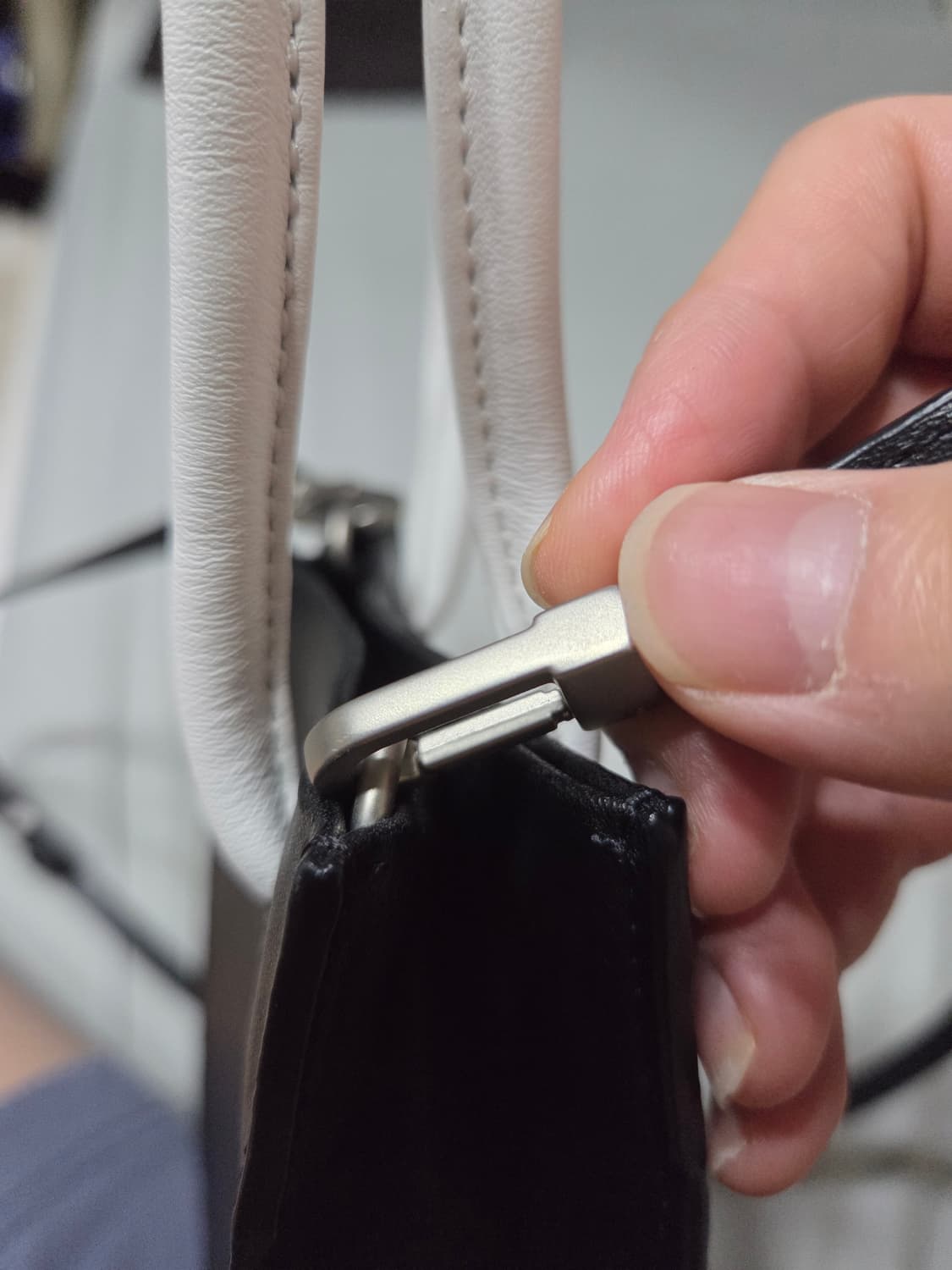 아더에러 스몰 쇼퍼백 느와르 (가죽) 상품이미지10