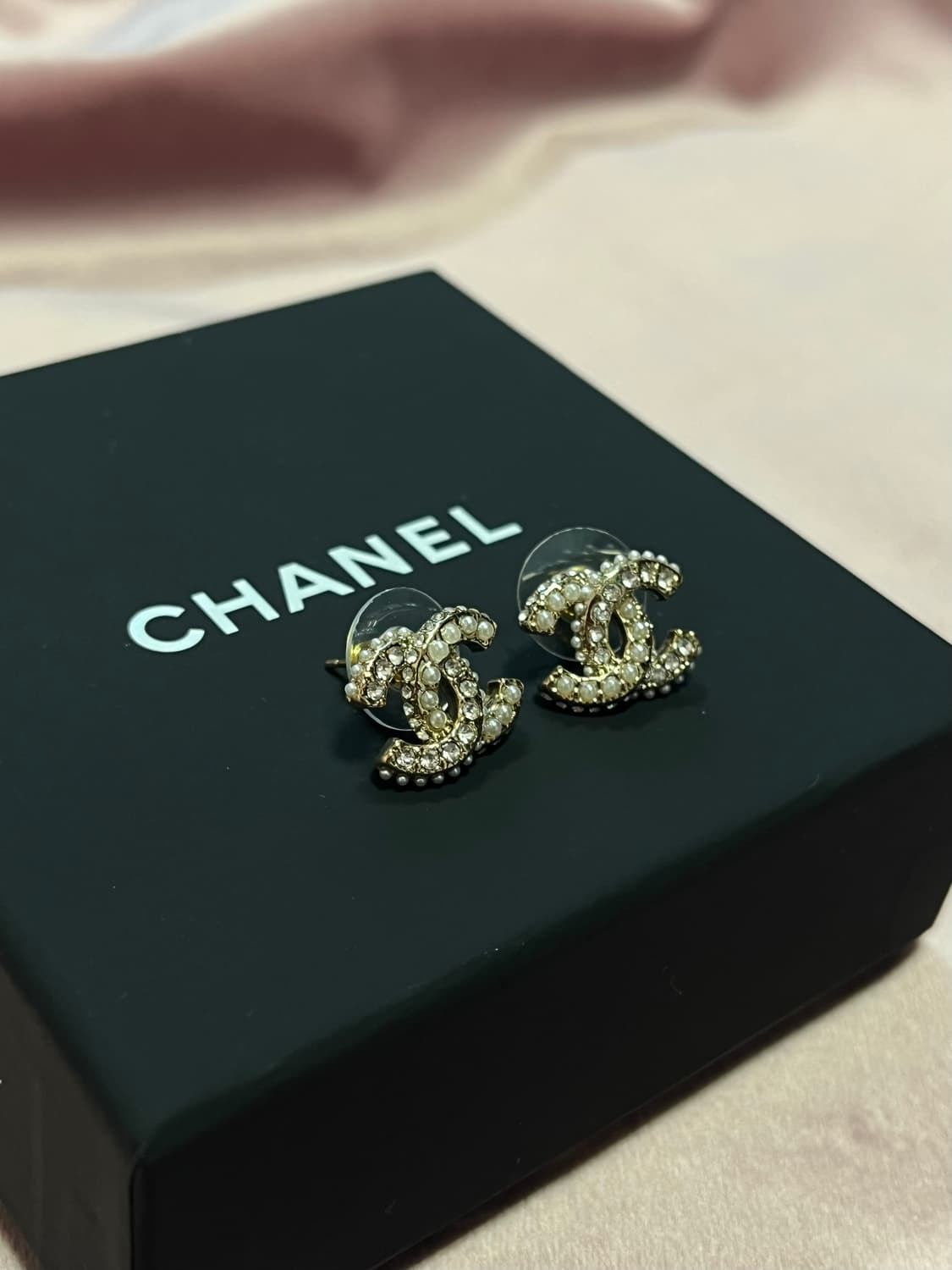 샤넬 정품 업사이클링 CC 로고 크리스탈 진주 귀걸이 상품이미지4