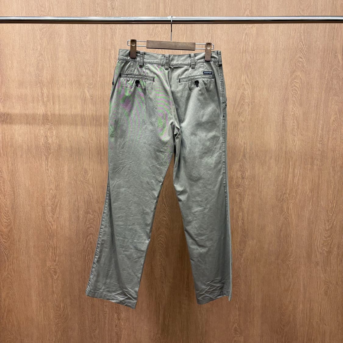 버버리 블랙 라벨 테일러드 치노 팬츠 웰트 포켓 라벨 패치 디테일 베이지 상품이미지3