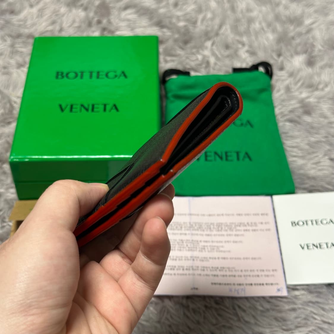 [풀구성] 보테가베네타 맥시 플랩 투톤 반지갑 블랙 레드 상품이미지6