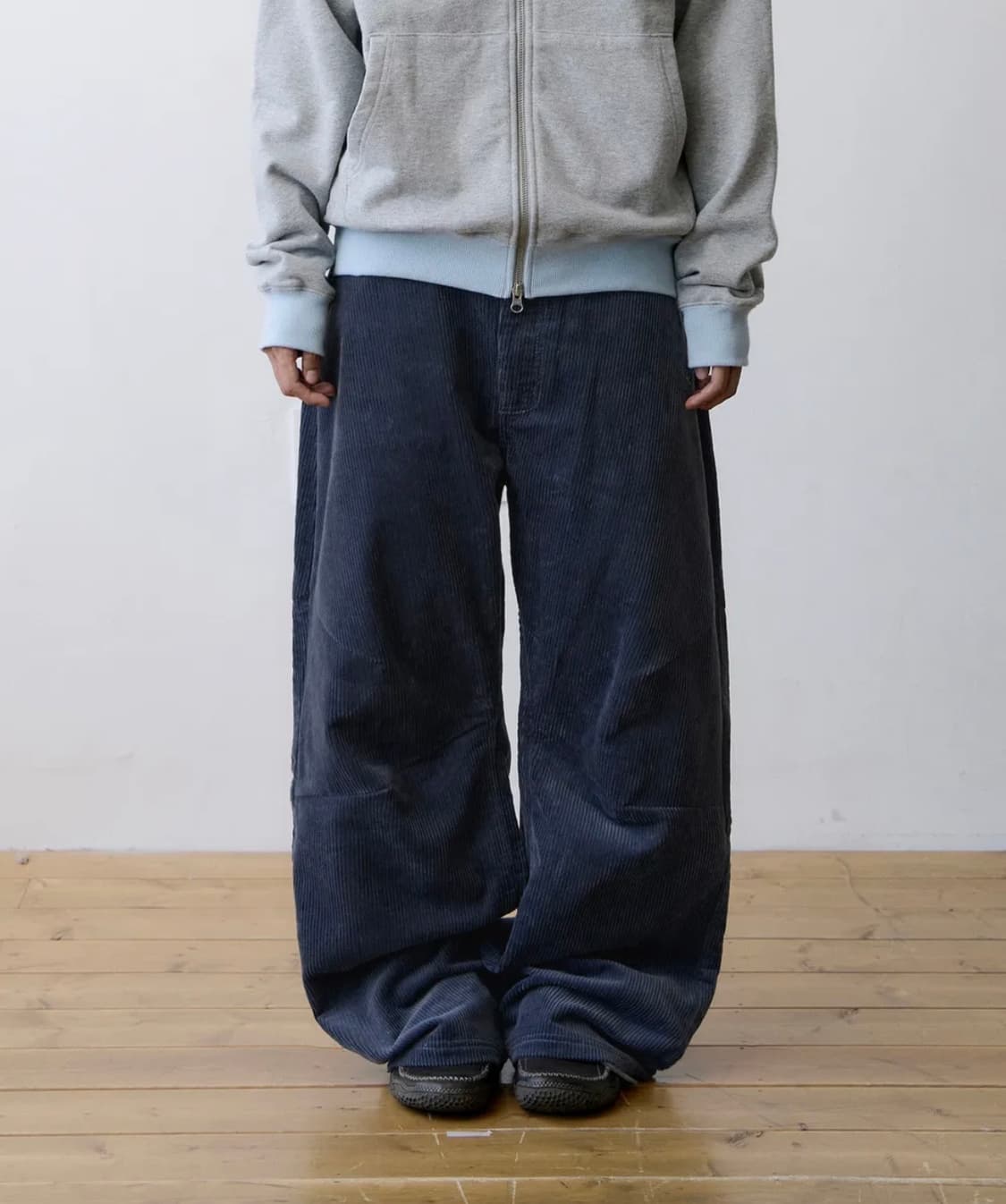 더콜디스트모먼트 TCM mini logo corduroy pants 상품이미지1