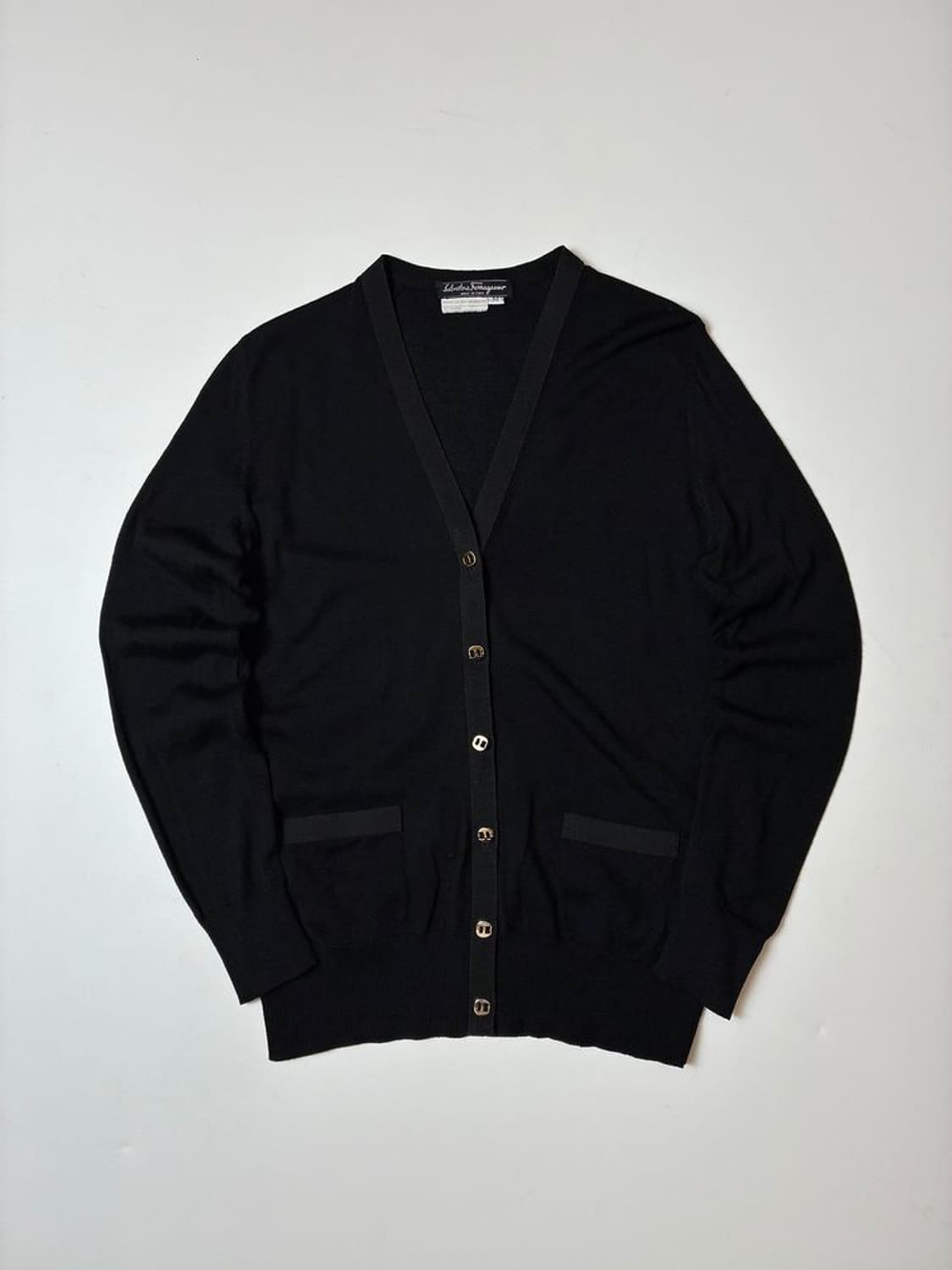 페라가모 90's 울 버튼 니트 가디건 PN8810 상품이미지1