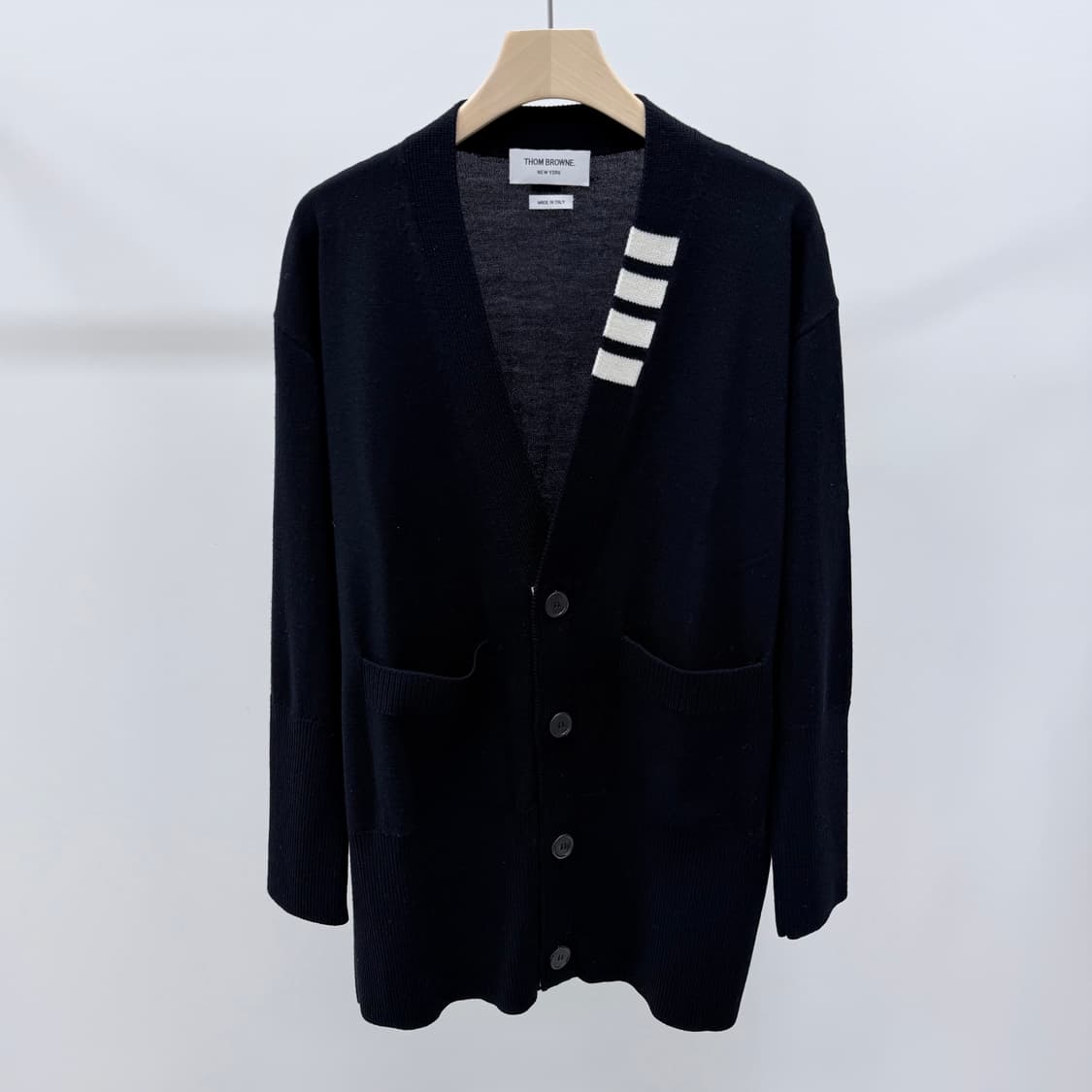 [S+급/00] 톰브라운 사선 브이넥 오버핏 가디건 네이비 상품이미지1