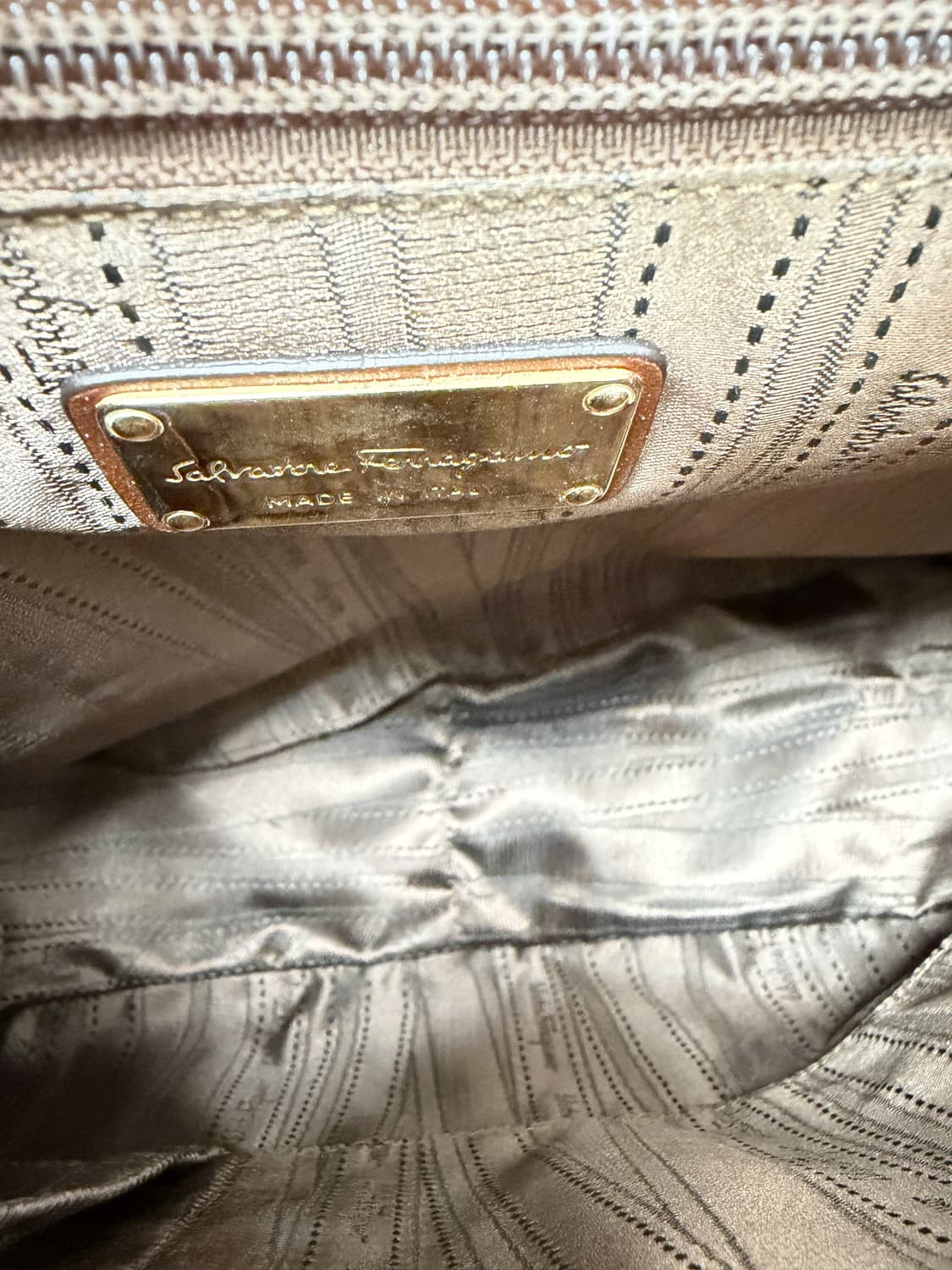 페라가모 간치니 버클 레더 크로스백 상품이미지8