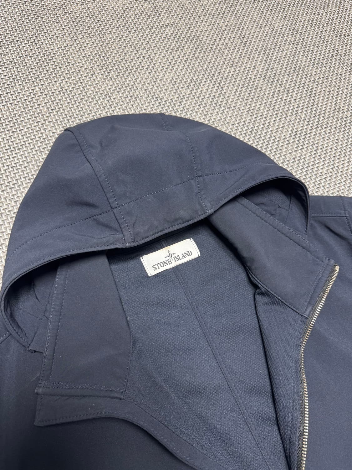 스톤아일랜드 라이트 소프트쉘 후드집업 상품이미지2