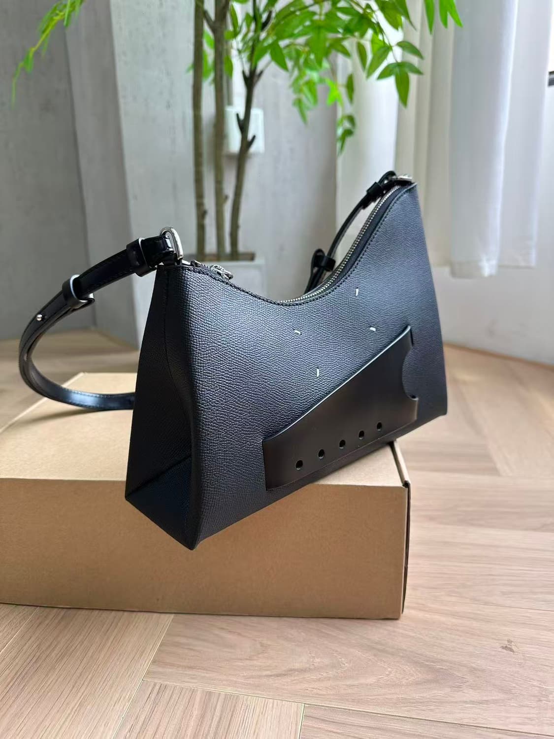 MM6 메종 마르지엘라 새틴 핸드백 블랙 상품이미지4