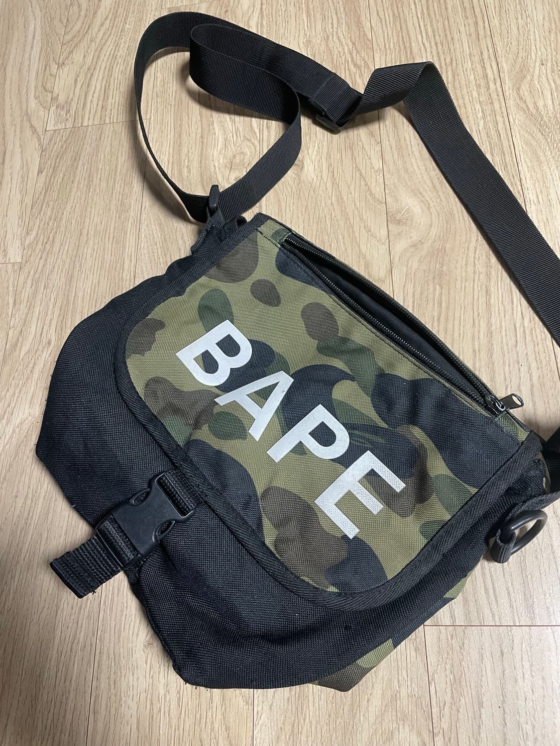 베이프 카모 크로스백 상품이미지2