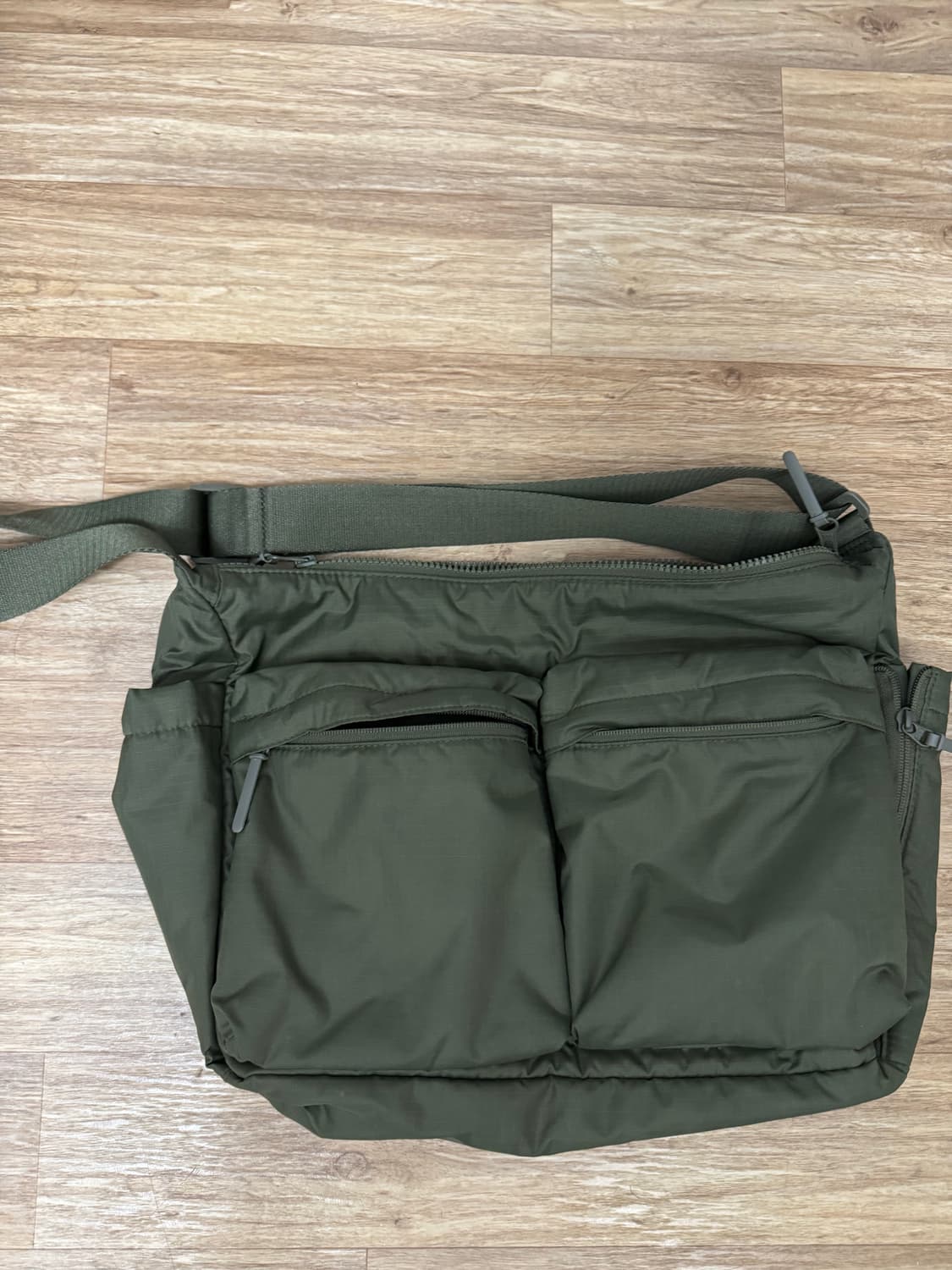 유니클로 멀티포켓 숄더백 올리브 상품이미지1