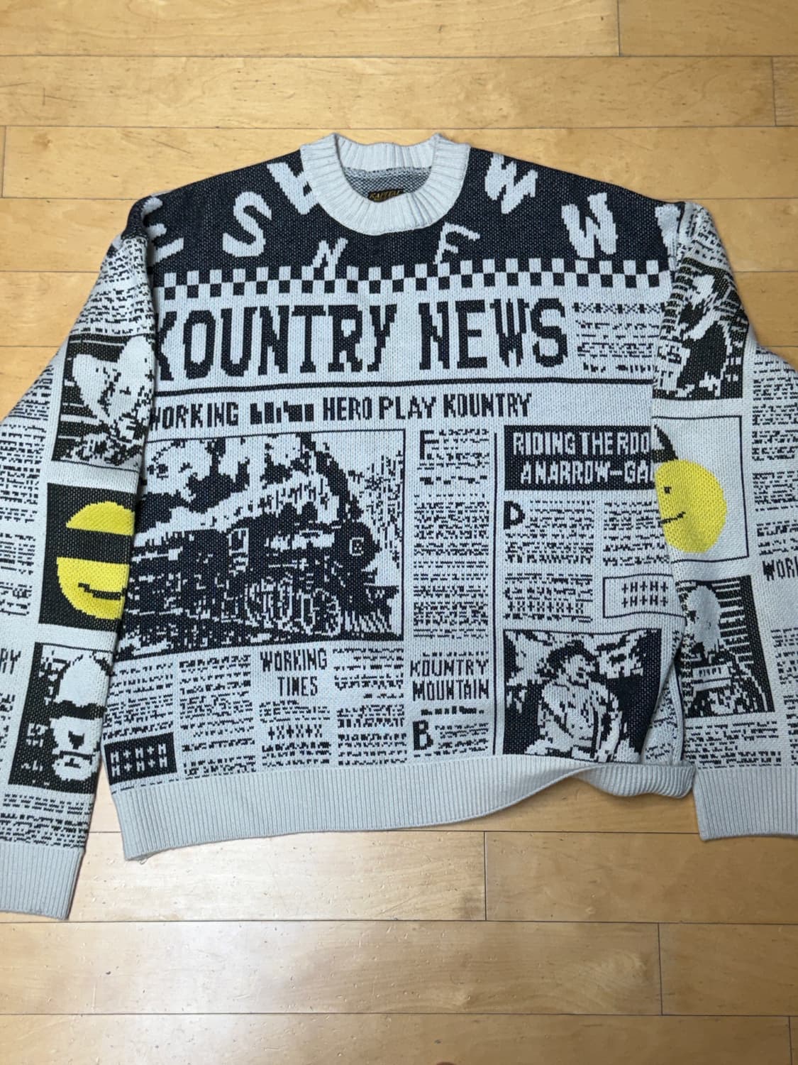 캐피탈 8G 니트 뉴스페이퍼 패턴 크루 스웨터 키나리 상품이미지1