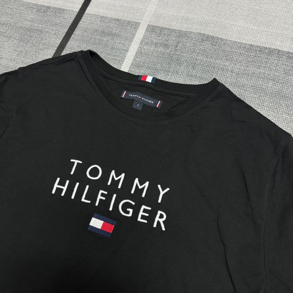여) 타미힐피거 블랙 로고 반팔티 상품이미지2