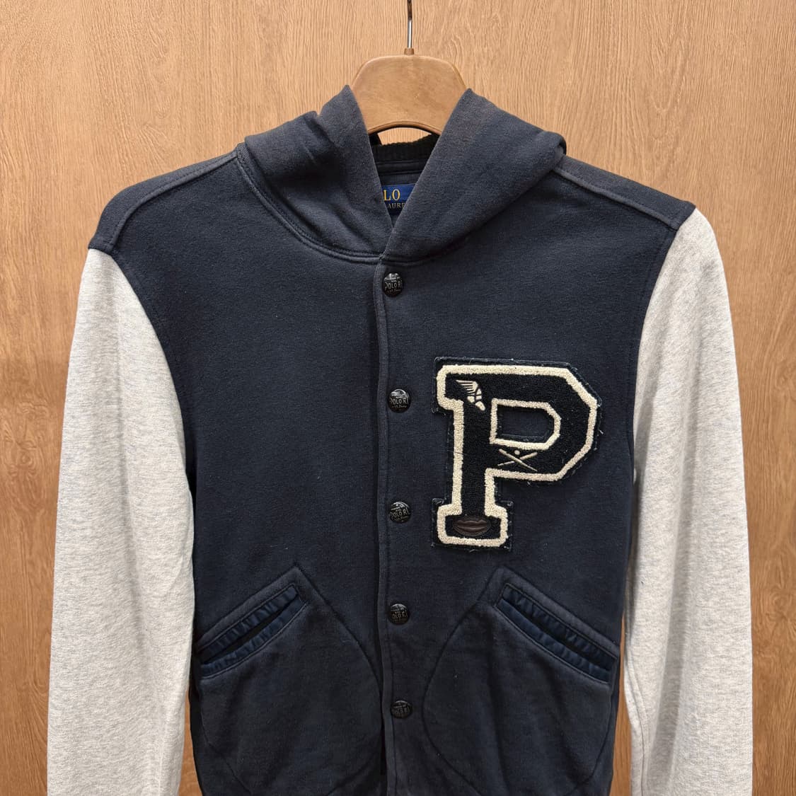 폴로 랄프 로렌 후드 바시티 자켓 배색 와펜 디테일 레귤러핏 블랙 상품이미지4