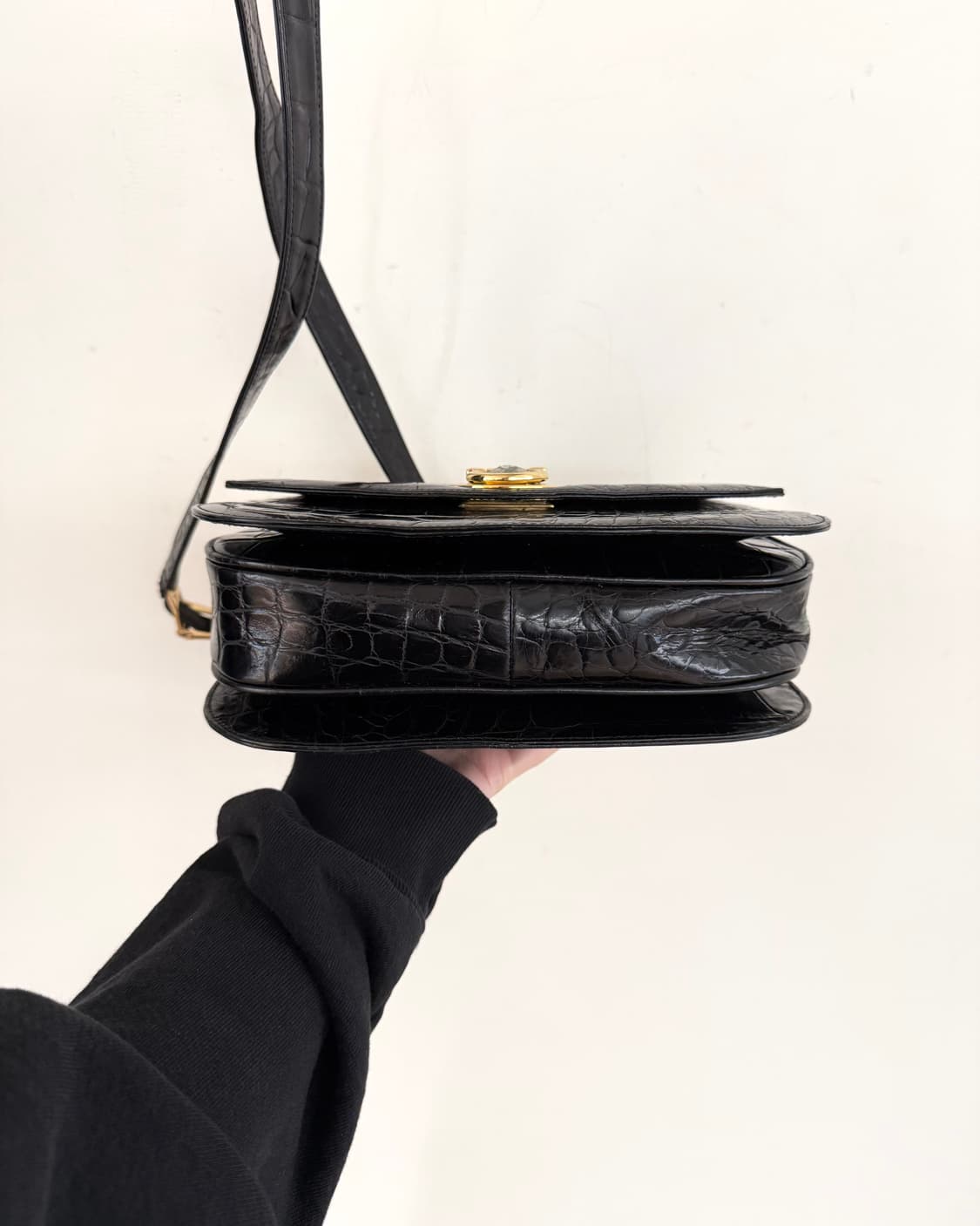 베르사체 펄라 에스페라 크로커다일 엠보스드 숄더백 상품이미지6