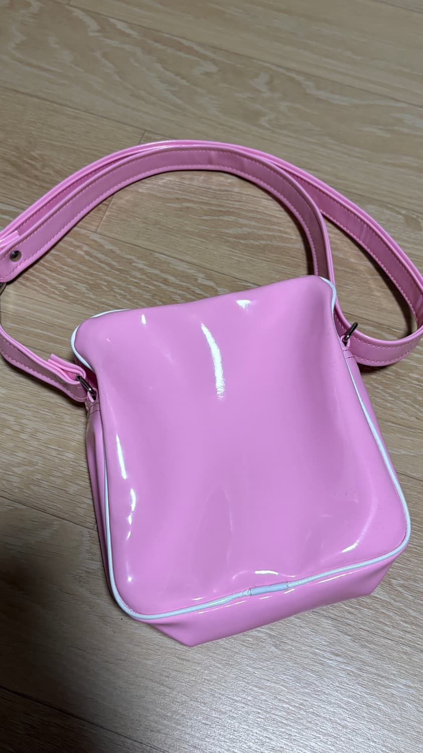 꼼데가르송 CDG GIRL 핑크 에나멜 크로스백 상품이미지2