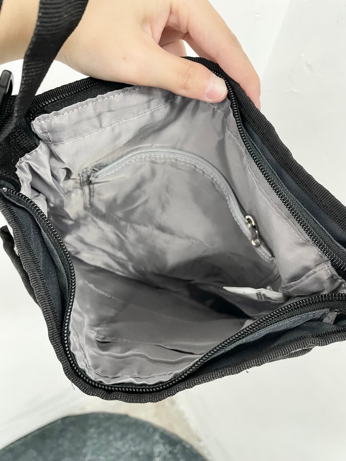 아디다스 로고 퀼팅 크로스백 상품이미지8