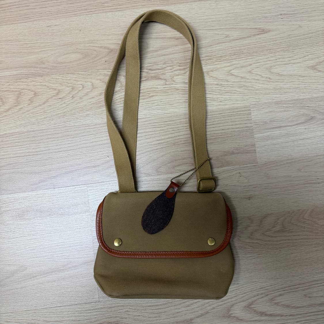 브래디백 AVON mini 크로스백 카키 상품이미지1