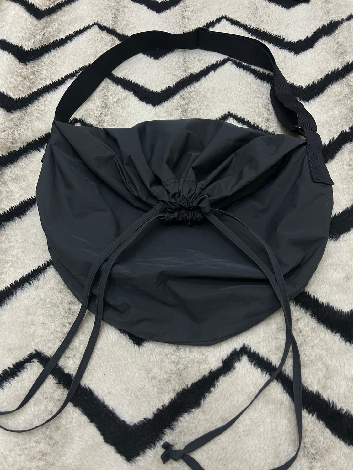 유니클로U 스트링 크로스백/다크그레이 상품이미지1