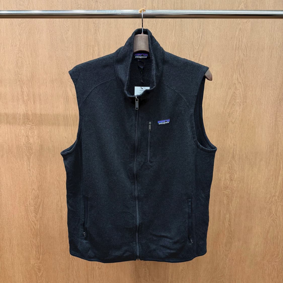 파타고니아 시그니처 플리스 집업 베스트 로고 패치 지퍼 포켓 디테일 블랙 상품이미지2