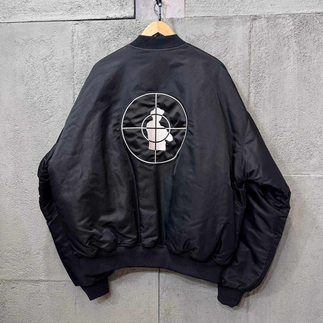 듀테로 x 유니버셜 뮤직 퍼블릭 에너미 봄버 자켓 (L)   상품이미지1