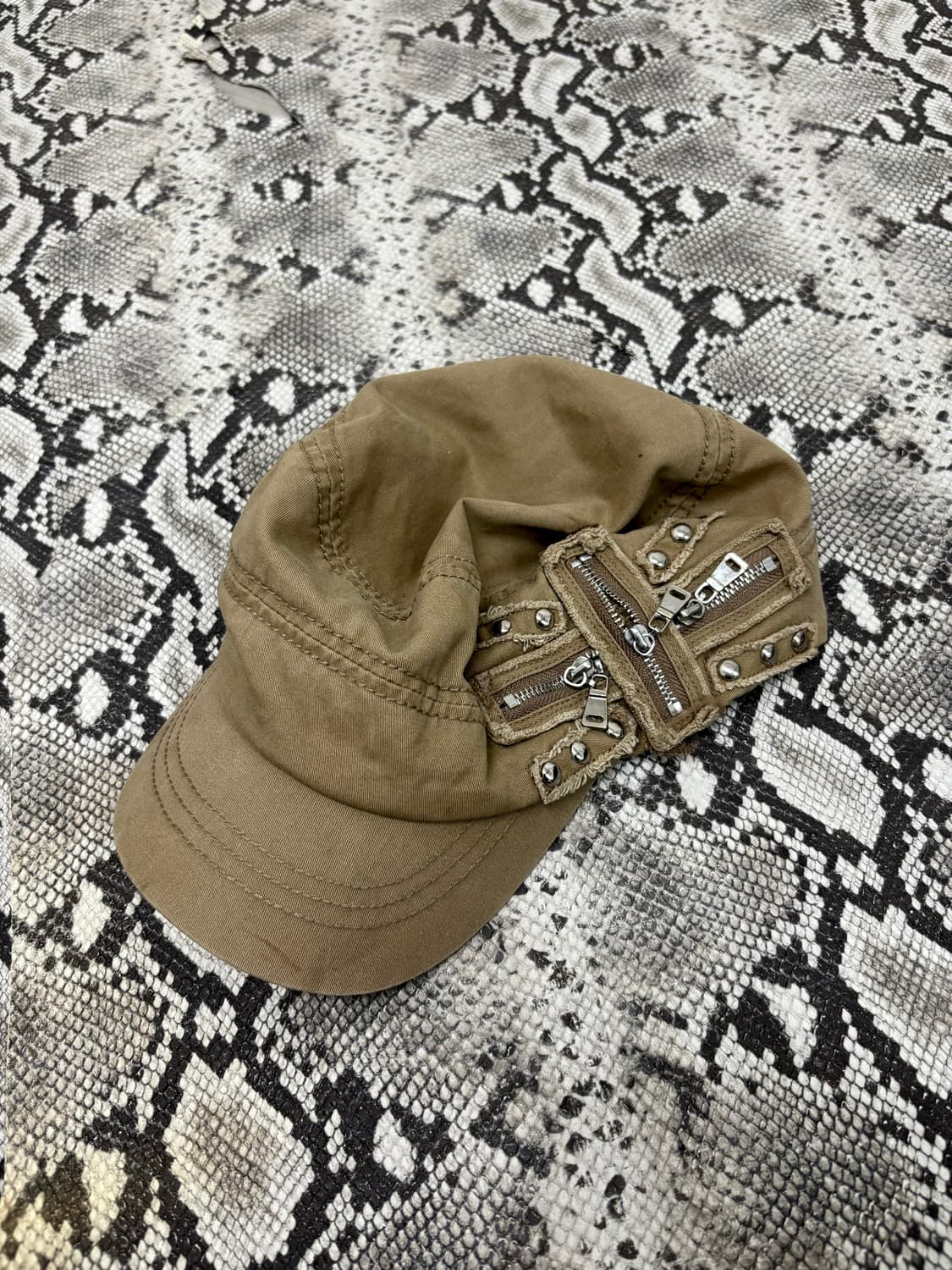 “Vintage” 00’s Design Zipper Detail Cap 상품이미지1