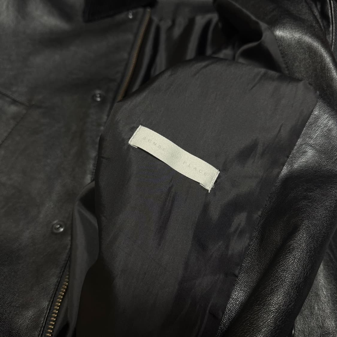 센스오브플레이스 블랙컬러 에코 레더 집업 스냅버튼 레더 코트 상품이미지3