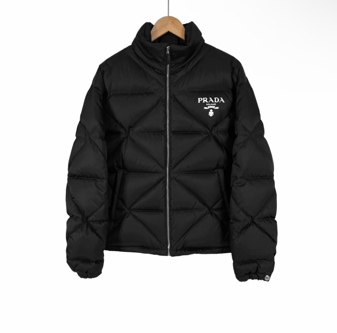 [M] 프라다 남성 리나일론 로고 퀄팅 하이넥 개버딘 숏 패딩 자켓 블랙 상품이미지1