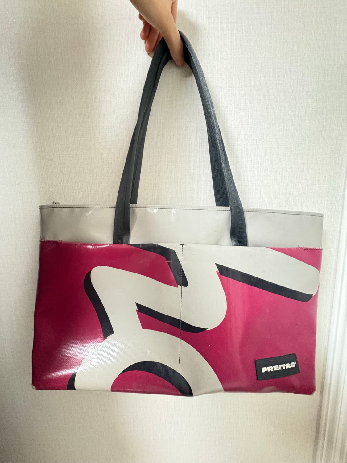 프라이탁 스털링 유니크한 마젠타 컬러 상품이미지1