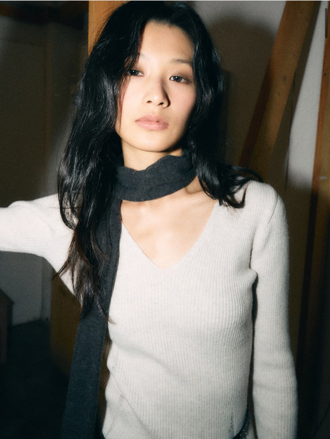 데미지 브이넥 니트 상품이미지1