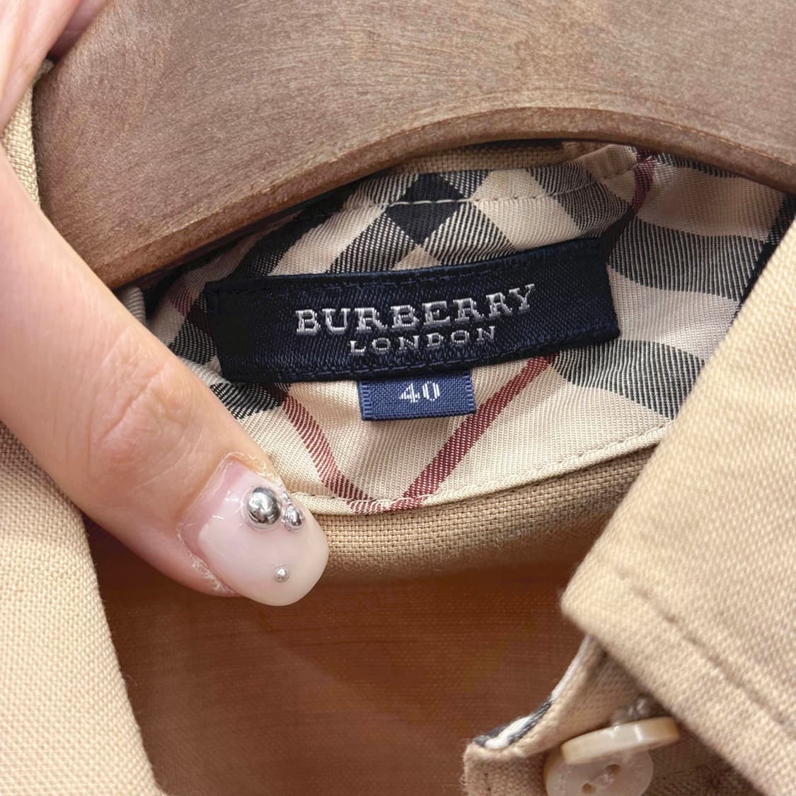버버리 런던 더블 포켓 절개 라인 버튼 셔츠 체크 디테일 베이지 상품이미지7