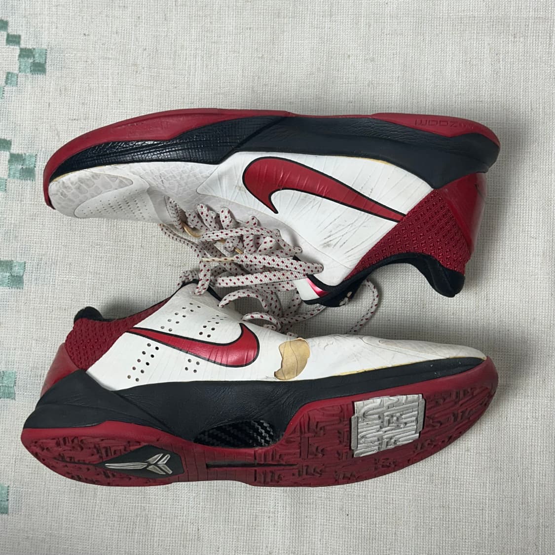[NIKE] 나이키 줌 코비 5 화이트 바시티 레드 상품이미지3
