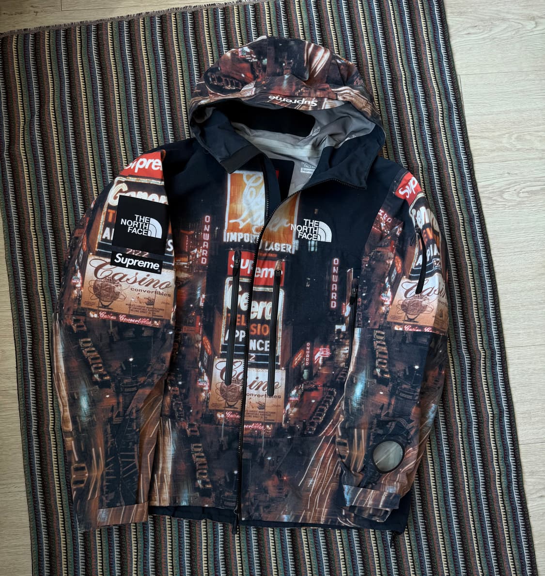 슈프림 노스페이스 타임스퀘어 자켓 상품이미지2
