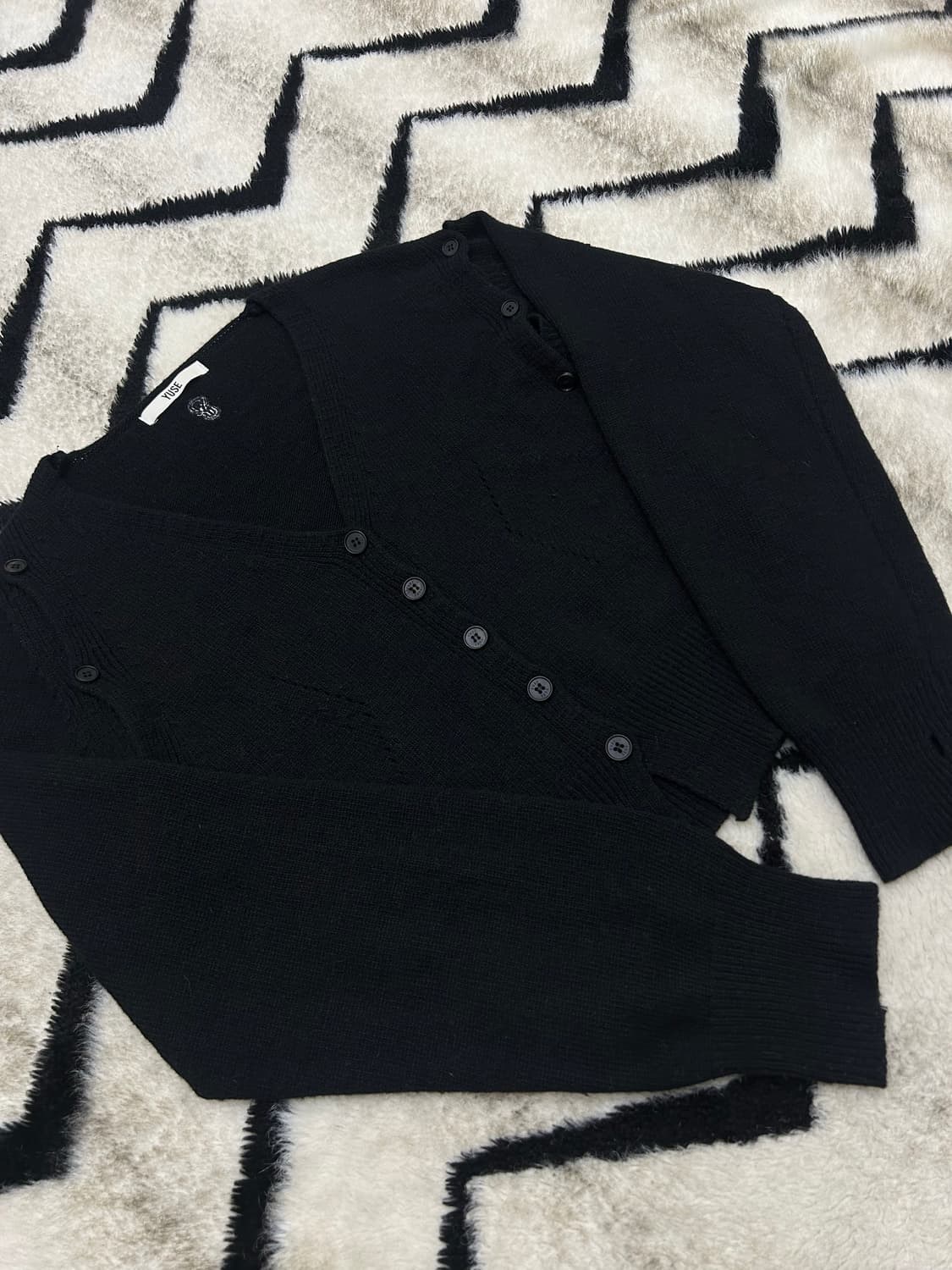 [Free]YUSE 숄더 컷 크롭니트 가디건/블랙 상품이미지3