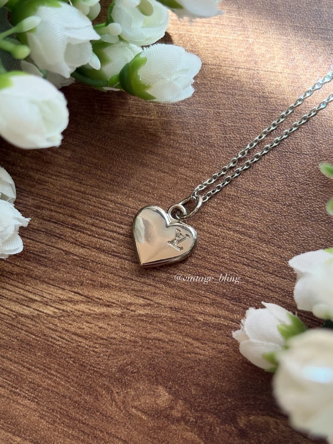 루이비통 하트 음각로고 실버 목걸이 상품이미지1