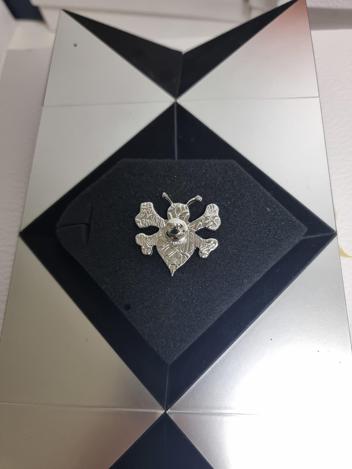 스투시 X 디올 콜라보 해골 꿀벌 브로치 상품이미지2