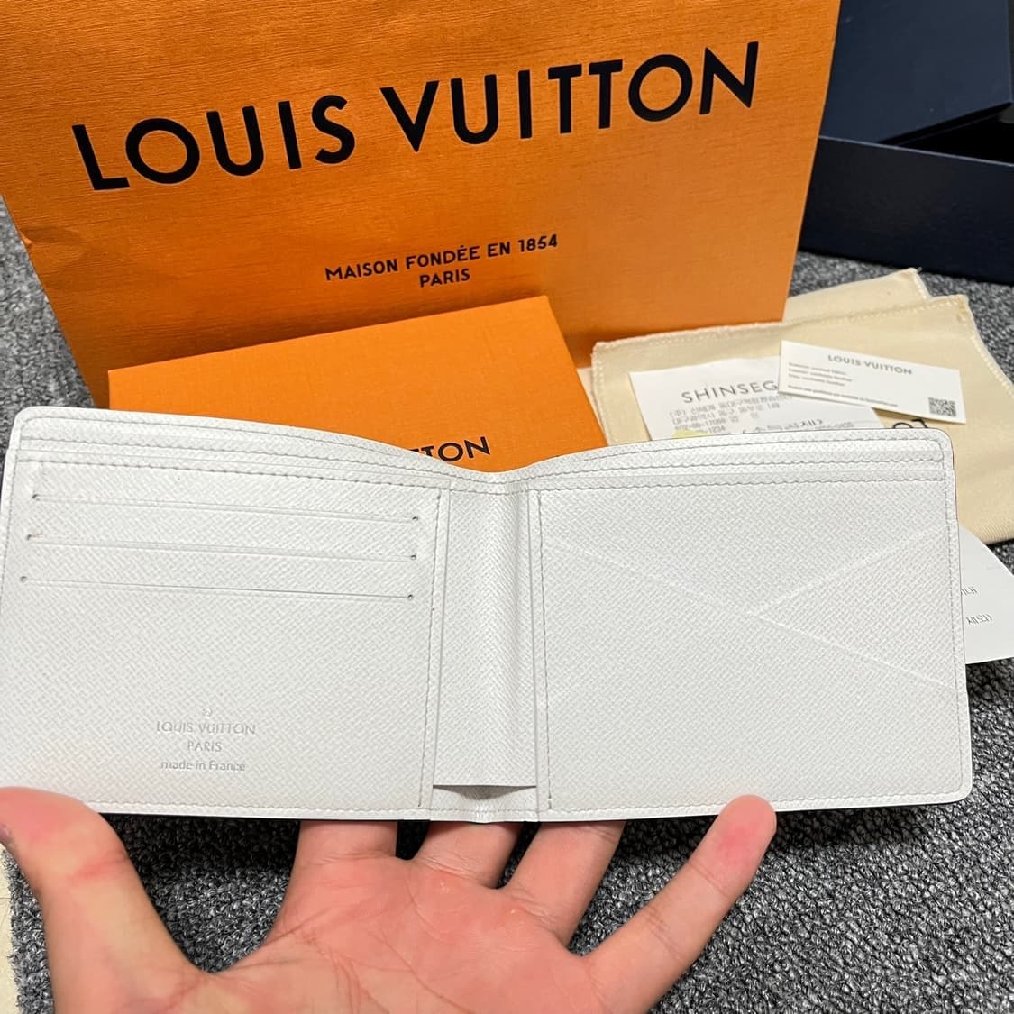 루이비통 한정판 안타르티카 회이트 반지갑 상품이미지1