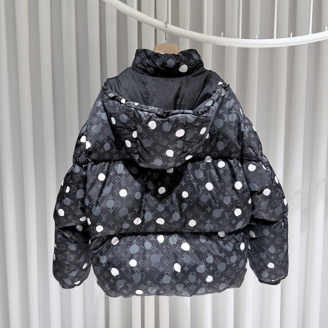 (A+/52) / 루이비통 X 쿠사마 모노그램 페인트 닷 다운 패딩 자켓 상품이미지5
