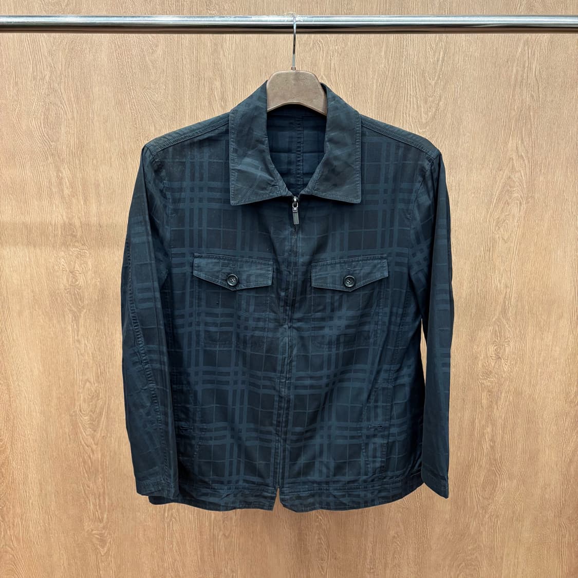 버버리 런던 코튼 카라 자켓 톤온톤 체크 패턴 플랩 포켓 디테일 블랙 상품이미지2